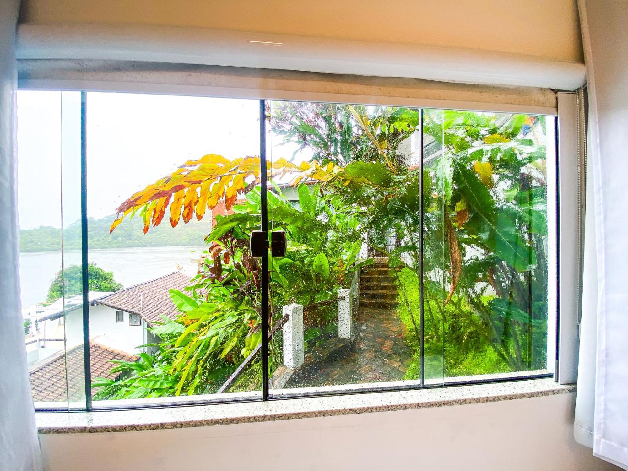 Oasis Beach House Guest house *